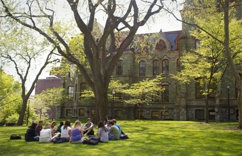 Giảng đường College Hall được hoàn thành vào năm 1873.