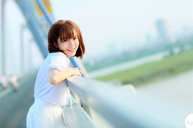 Nữ du học sinh xinh đẹp khoe dáng trên cầu Nhật Tân