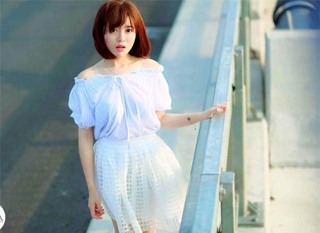 Nữ du học sinh xinh đẹp khoe dáng trên cầu Nhật Tân