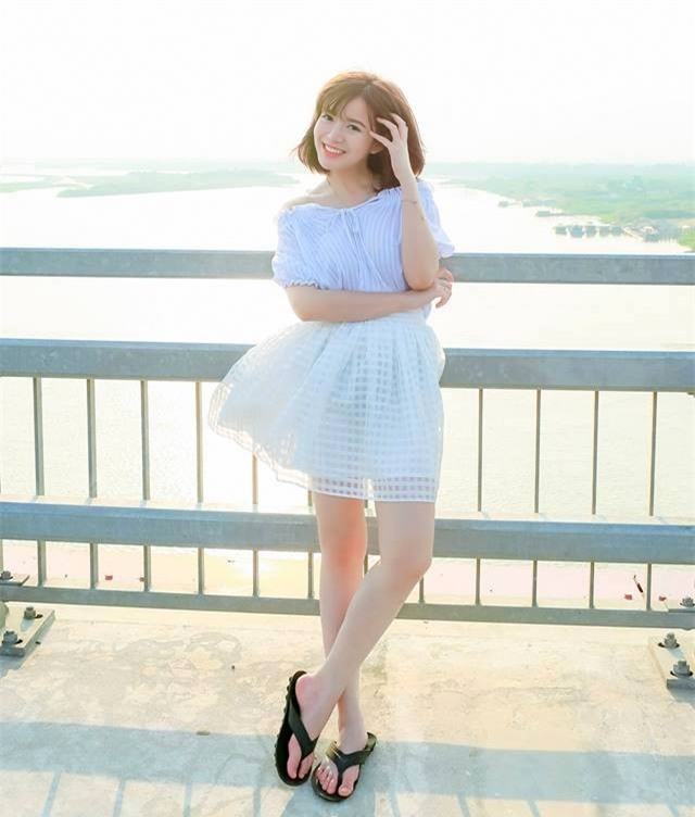 Nữ du học sinh xinh đẹp khoe dáng trên cầu Nhật Tân 