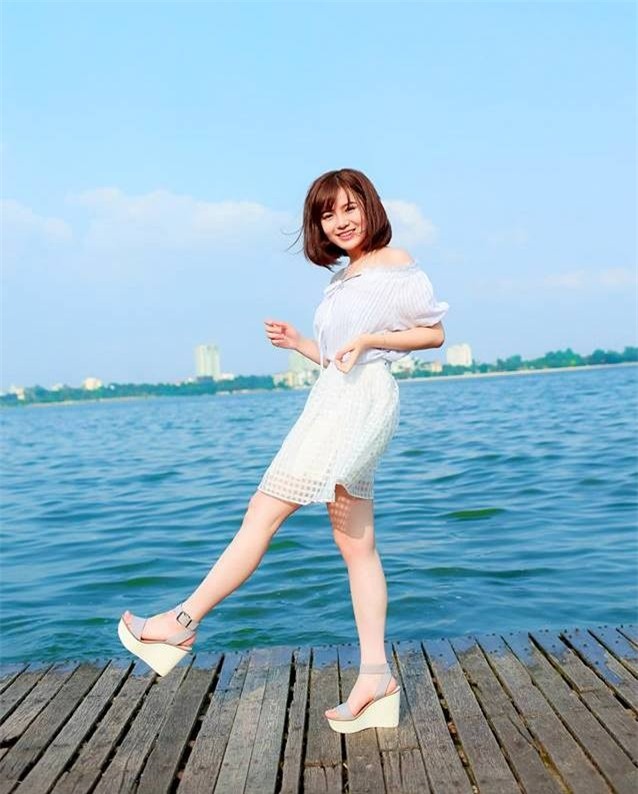 Nữ du học sinh xinh đẹp khoe dáng trên cầu Nhật Tân