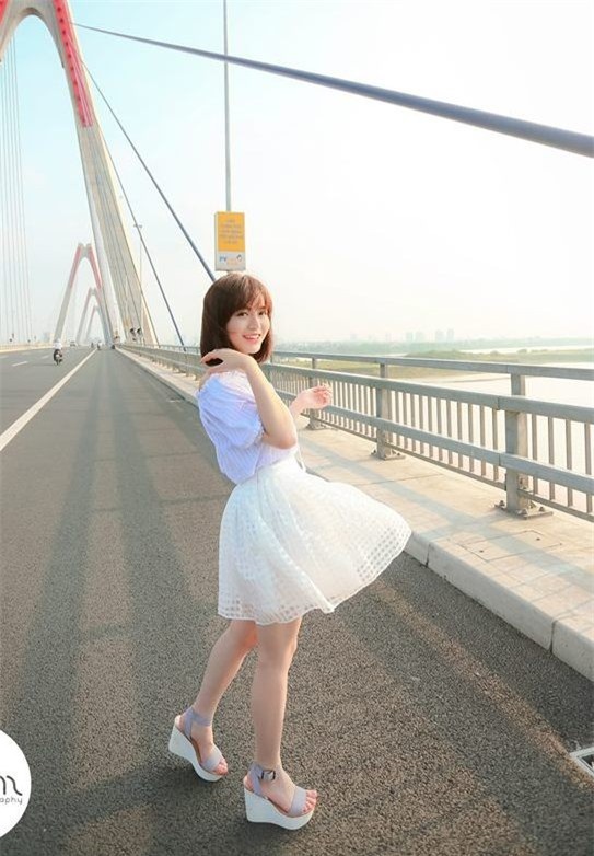 Nữ du học sinh xinh đẹp khoe dáng trên cầu Nhật Tân