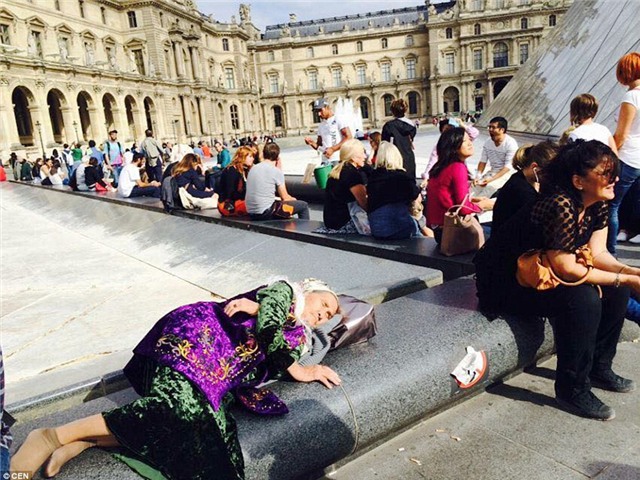 Ở đây, bà có một giấc ngủ ngắn tại một đài phun nước bên ngoài bảo tàng Paris nổi tiếng.