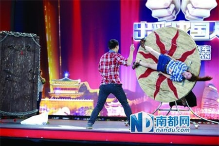 Lanh gay: Vo nam ban xoay de chong bieu dien phi dao