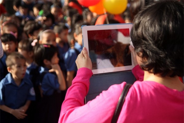 Bố mẹ đừng dại khi chia sẻ quá nhiều ảnh của con lên mạng xã hội