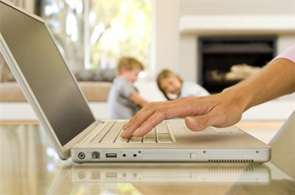 Bố mẹ đừng dại khi chia sẻ quá nhiều ảnh của con lên mạng xã hội