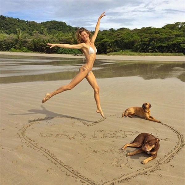 Mỹ nữ ‘rực lửa’ với áo tắm sau ống kính paparazzi