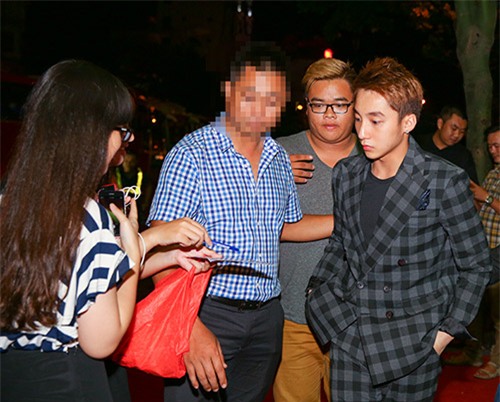 Sơn Tùng M-TP khó xử khi gặp 