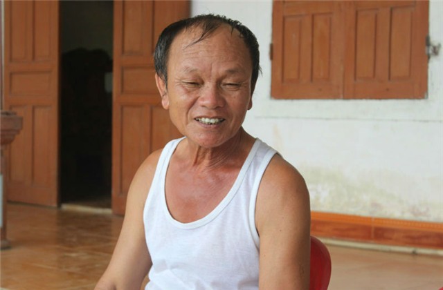 con đuổi, cụ bà, đánh đập, xin lá cọ, dựng lều