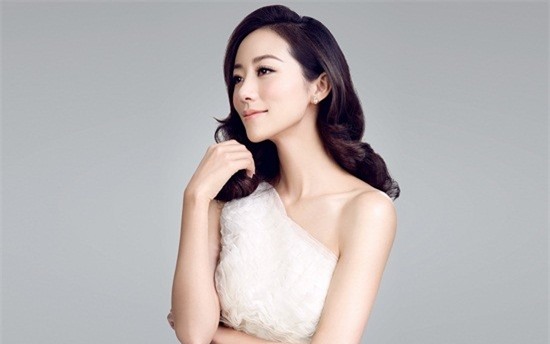 Quả thật, Hàn Tuyết có xuất thân danh giá. Ông nội cô từng giữ chức lớn trong quân đội, còn bố cô là chủ tịch một công ty lớn. Tuy nhiên, Hàn Tuyết luôn khẳng định thành công của bản thân là dựa vào thực lực. “Từ năm 18 tuổi đến nay, mỗi đồng tiền của tôi đều do tự bản thân kiếm ra”.