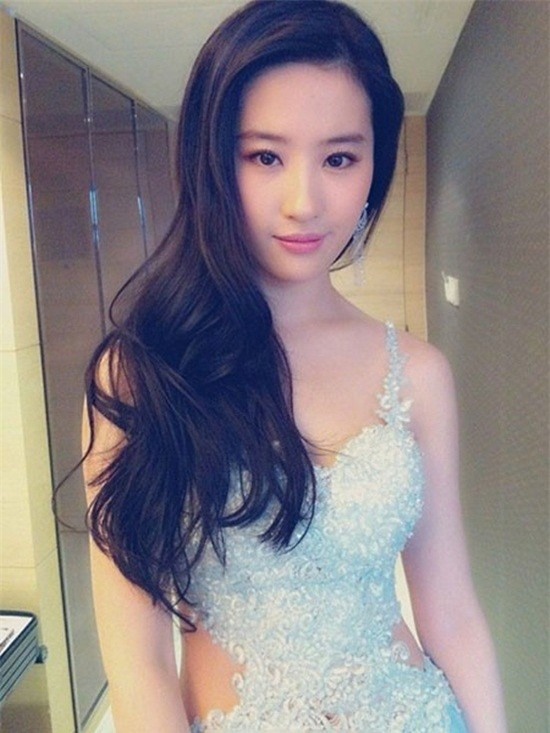 18 tuổi, Lưu Diệc Phi gây choáng khi tổ chức lễ trưởng thành tại một khách sạn hạng sang với giá 1,8 triệu nhân dân tệ (khoảng hơn 6,4 tỉ đồng). 20 tuổi, cô đã được hợp tác với các siêu sao như Thành Long, Lý Liên Kiệt… Thành công quá dễ dàng của Lưu Diệc Phi làm nảy sinh các tin đồn cô có đại gia trợ giúp.