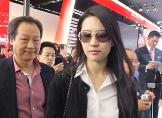 Thật ra, người đứng đằng sau thành công của Lưu Diệc Phi là cha nuôi cô – doanh nhân thành đạt Trần Kim Phi. Ông nhận Lưu Diệc Phi làm con gái nuôi từ khi cô lên 5.  Vì Lưu Diệc Phi, ông đã lập một công ty giải trí, tự mình đóng vai trò người quản lý của Lưu Diệc Phi.