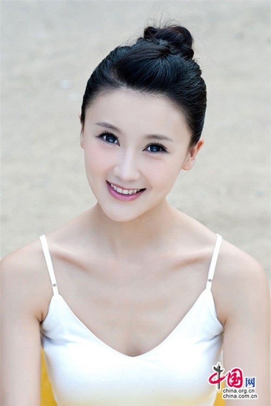 Cam Vi Năm 2008, vai nữ thứ chính kiêm ca sĩ thể hiện ca khúc chủ đề trong bộ phim Cơ khí hiệp của đạo diễn Lưu Trấn Vĩ thuộc về một cái tên lạ hoắc – Cam Vi.  Người đẹp này tiếp tục gây chú ý khi giành được một vai lớn trong Quyết chiến sát mã trấn – bộ phim do Lâm Chí Linh và Tôn Hồng Lôi đóng chính. Đến năm 2013, Cam Vi cùng nữ diễn viên Lý Tiểu Lộ thành lập công ty, tự mình đứng ra làm chủ.