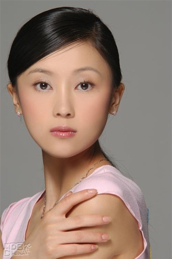 Cam Vi có diễn xuất không mấy nổi bật nên sự thăng tiến quá nhanh của cô khiến nhiều người nghi ngờ cô có đại gia “chống lưng”. Dù Cam Vi một mực khẳng định mình có được như ngày hôm nay là do may mắn nhưng những tin đồn không hay về cô vẫn liên tục xuất hiện. Có nguồn tin cho hay, Cam Vi là vợ của một ông chủ giàu có và được chồng tích cực o bế để nhận được những vai diễn hấp dẫn.