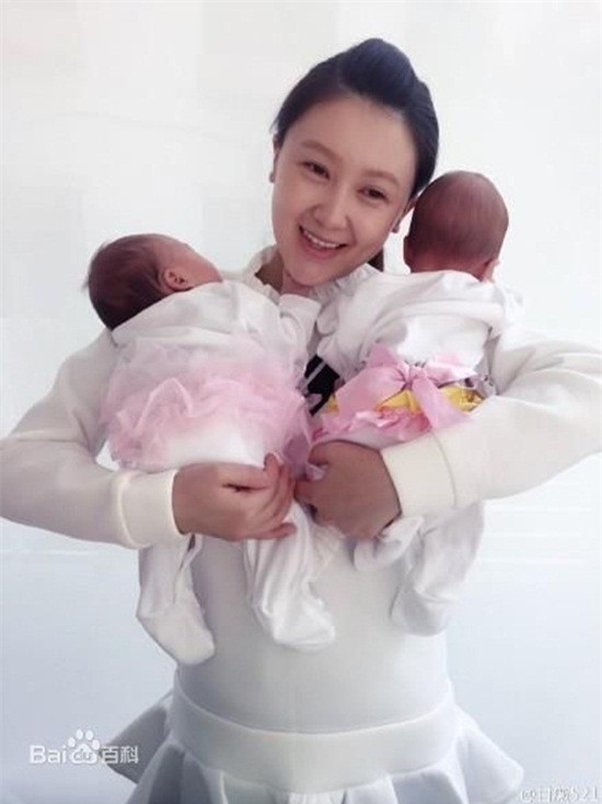 Năm 2014, Cam Vi hạ sinh một cặp song sinh nữ. Bạn thân của Cam Vi -  Ứng Thể Nhi đã tag tên cô và một vị doanh nhân giàu có để chúc mừng, gián tiếp thừa nhận việc kết hôn với đại gia của người đẹp “Cơ khí hiệp”.