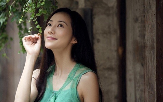 Hàn Tuyết: Hàn Tuyết là nữ diễn viên khá hướng nội và có phần “bảo thủ”. Từ khi khởi nghiệp đến nay, cô chưa từng thực hiện một cảnh hôn nào. Ấy thế mà, các hợp đồng đóng phim vẫn tìm tới cô tới tấp. Sự nghiệp quá “thuận buồm xuôi gió” của Hàn Tuyết làm nảy sinh nhiều tin đồn cô có “bệ đỡ”.