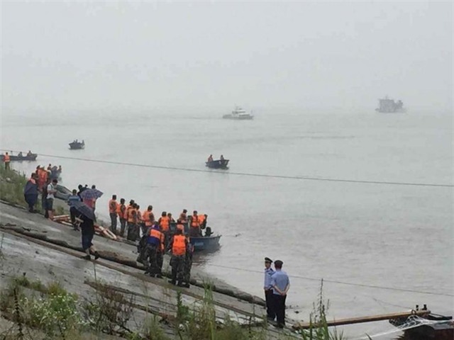Hiện trường vụ chìm tàu chở 458 người ở Trung Quốc
