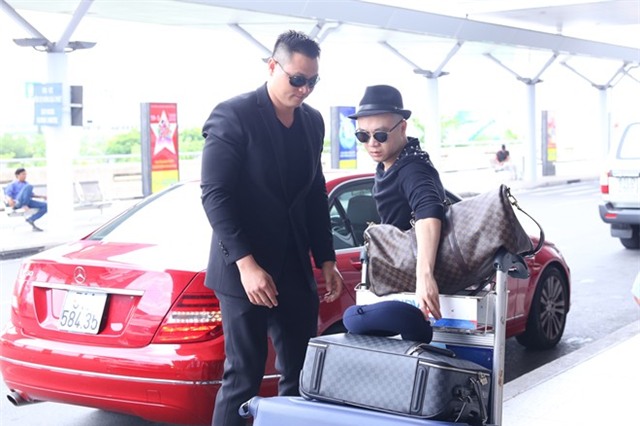 Đỗ Mạnh Cường có vệ sĩ riêng tháp tùng ra sân bay