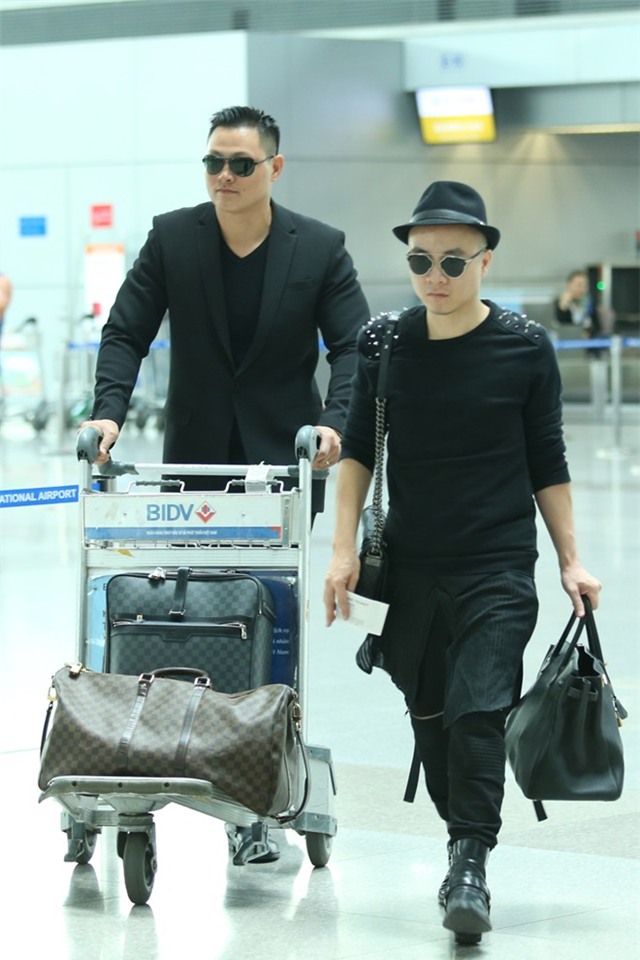 Đỗ Mạnh Cường có vệ sĩ riêng tháp tùng ra sân bay