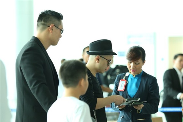 Đỗ Mạnh Cường có vệ sĩ riêng tháp tùng ra sân bay