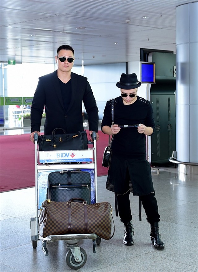 Đỗ Mạnh Cường có vệ sĩ riêng tháp tùng ra sân bay
