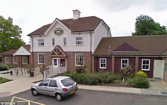 ghê rợn phát hiện sên trong rượu táo đang uống dở 4