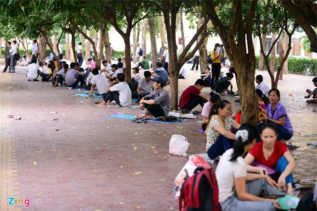 Phụ huynh ngồi vật vã ngoài đường, vỉa hè