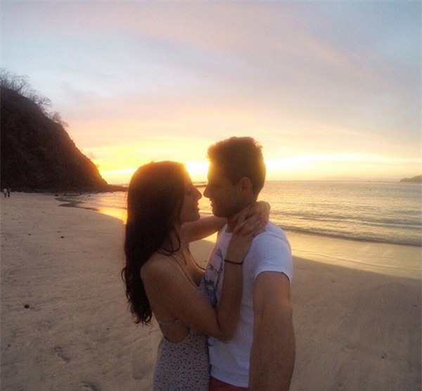 Theo chân sao: Chicharito hôn bạn gái trên biển