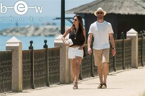 Theo chân sao: Chicharito hôn bạn gái trên biển