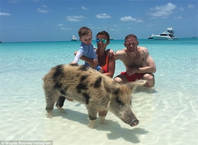 Theo chân sao: Chicharito hôn bạn gái trên biển