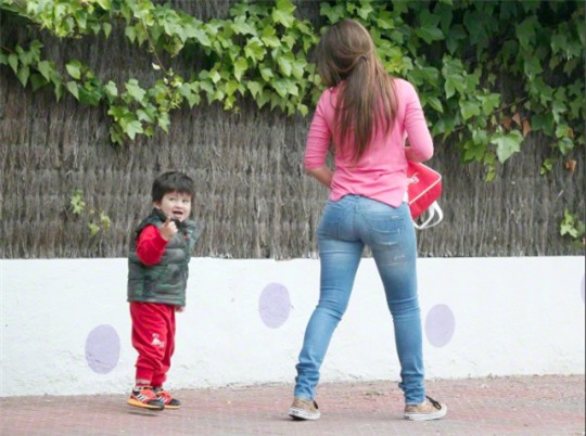 Theo chân sao: Chicharito hôn bạn gái trên biển