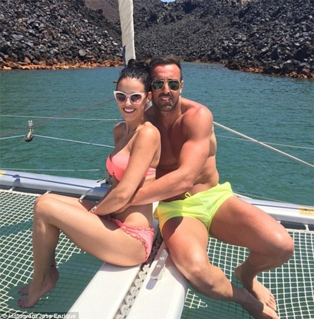 Theo chân sao: Chicharito hôn bạn gái trên biển