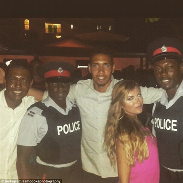 Theo chân sao: Chicharito hôn bạn gái trên biển