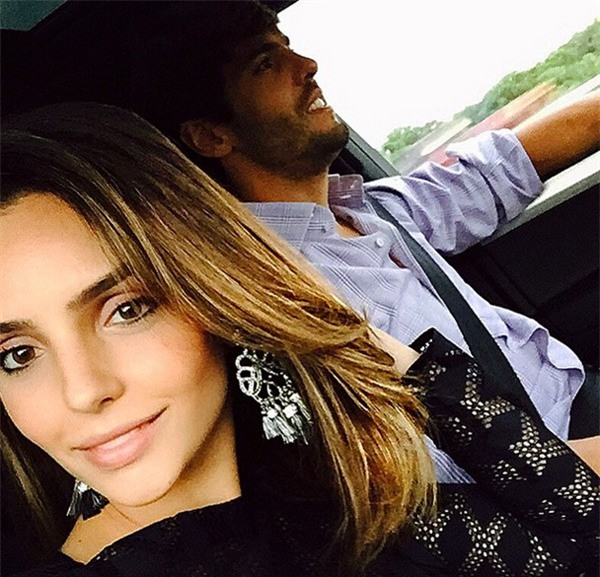 Theo chân sao: Chicharito hôn bạn gái trên biển