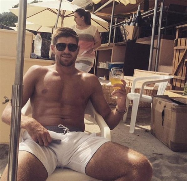 Theo chân sao: Chicharito hôn bạn gái trên biển