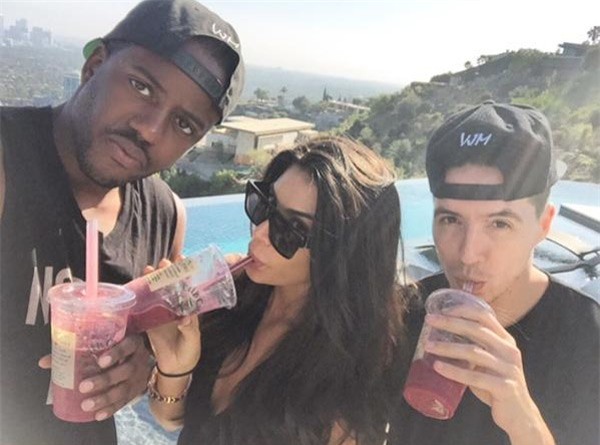 Theo chân sao: Chicharito hôn bạn gái trên biển