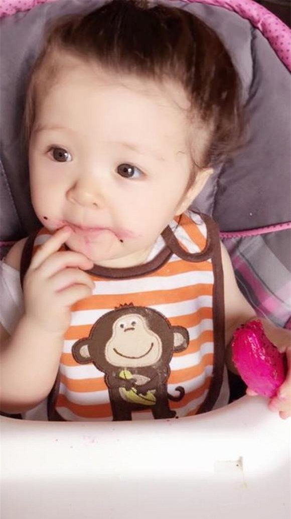 Cadie ăn thanh long 10