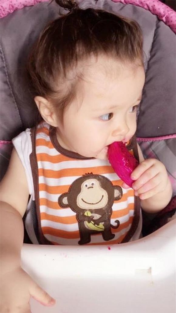 Cadie ăn thanh long 0