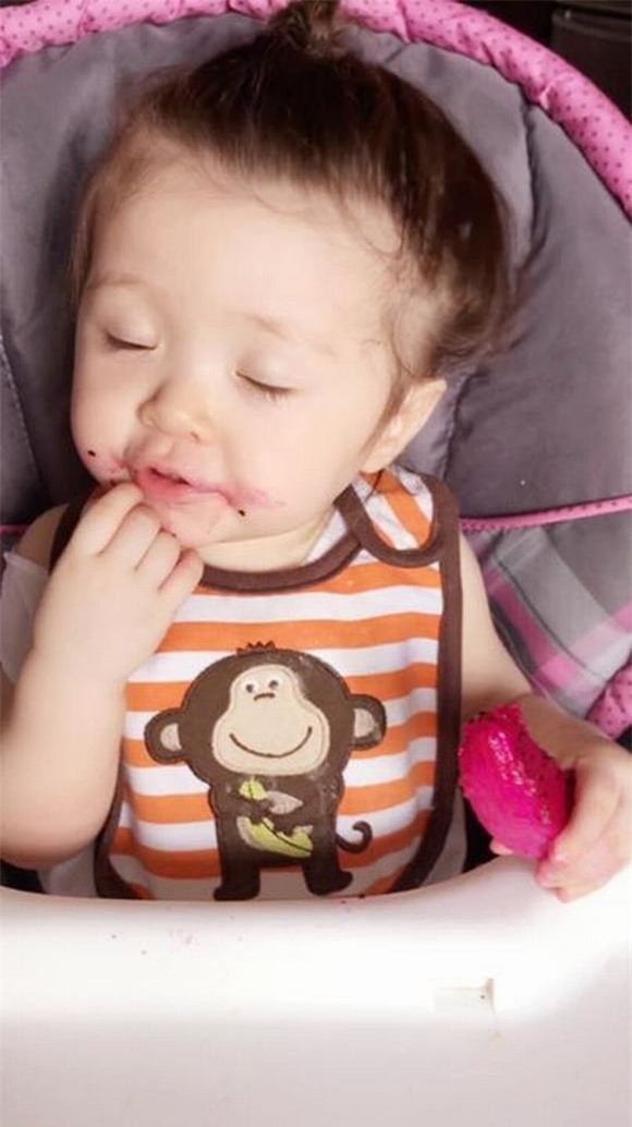 Cadie ăn thanh long 9