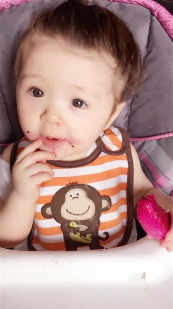 Cadie ăn thanh long 8