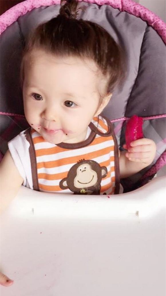 Cadie ăn thanh long 7