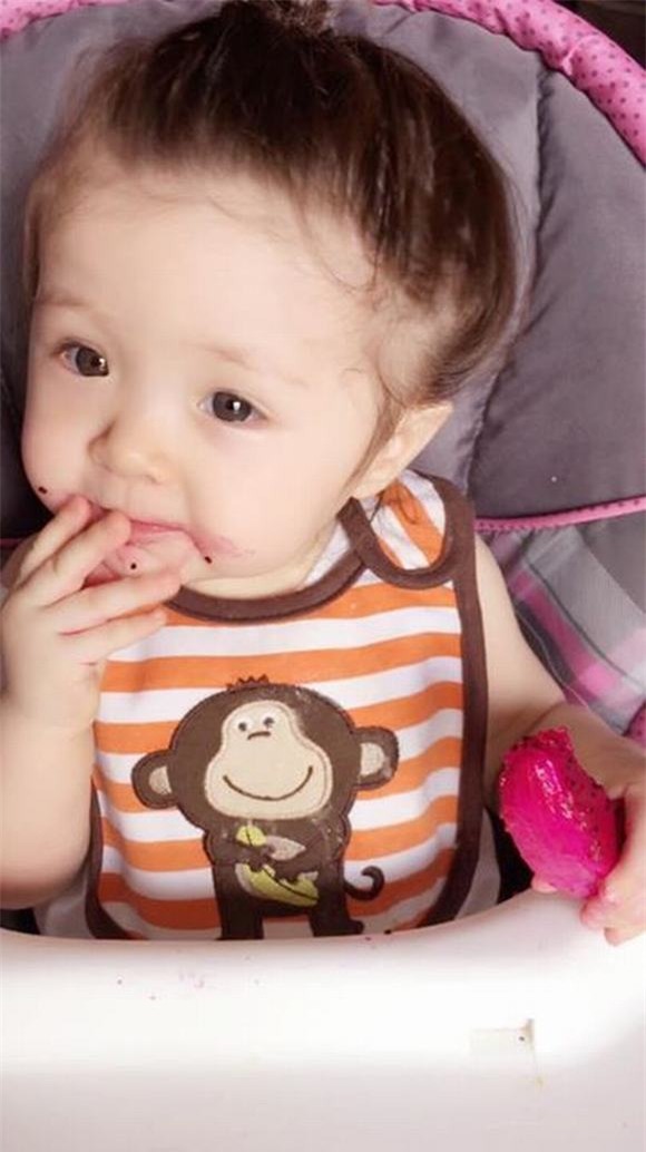 Cadie ăn thanh long 6