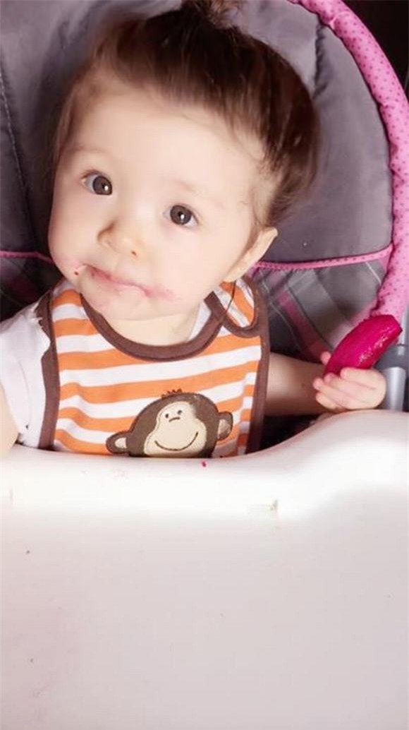 Cadie ăn thanh long 5