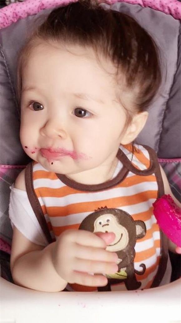 Cadie ăn thanh long 4