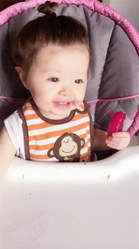 Cadie ăn thanh long 3