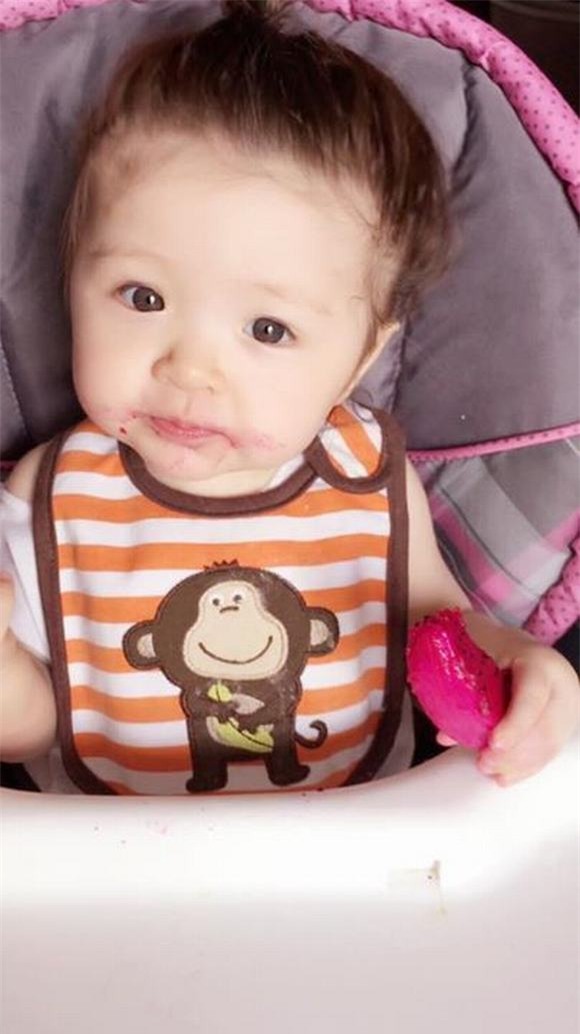 Cadie ăn thanh long 2