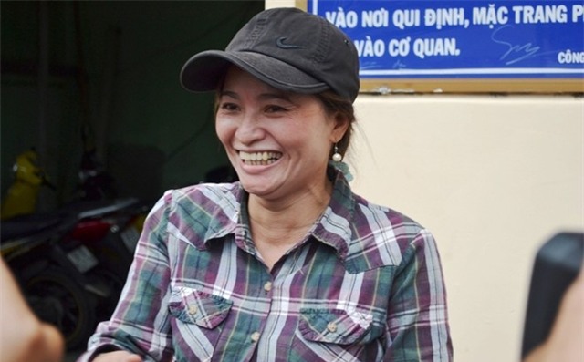 Niềm vui của chị ve chai Huỳnh Thị Ánh Hồng sau khi được thông báo nhận lại hơn 5 triệu yen.