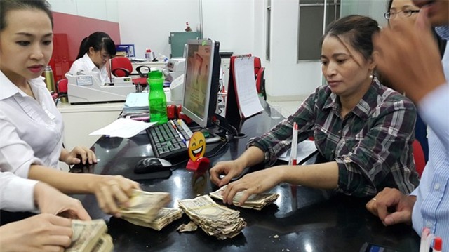 Chị Hồng đổi 4 triệu yen, được gần 700 triệu. Còn hơn một triệu yen bị rách nát, đang chờ ngân hàng giải quyết.