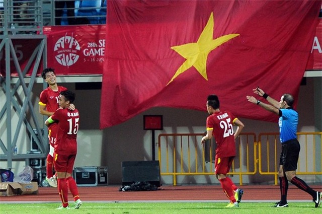 Người hâm mộ luôn mong chờ những hình ảnh như thế này trong mọi trận đấu của U23 Việt Nam. Ảnh: Anh Tuấn