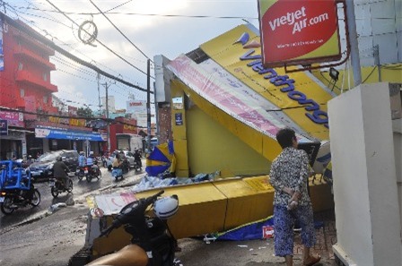 Biển quảng cáo rất lớn của một doanh nghiệp trên đường Lê Văn Việt bị đổ sập...